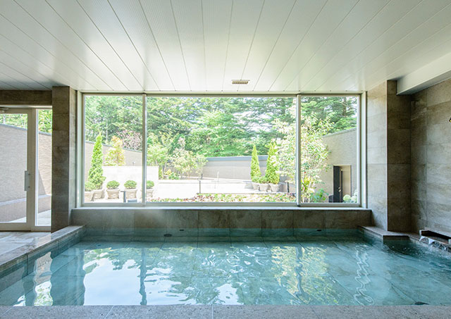 窓の外に軽井沢の自然を感じられる内湯。
